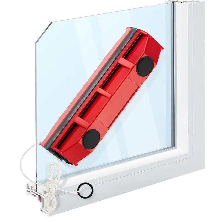 Dispozitiv magnetic special pentru curățatea geamurilor
